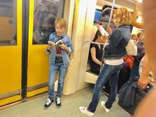 No metrô em Moscou o uso do celular, assimo como no Brasil é frequente, mas também é comum o hábito da leitura (Foto: Paulo Nonato de Souza)