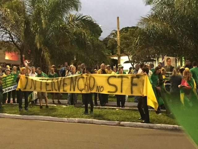 Em ato &agrave; favor da Lava-Jato manifestantes pedem interven&ccedil;&atilde;o no STF