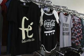 Camisetas de vários estilos e marcas custam também menos de R$ 15,00. (Foto: Marina Pacheco)