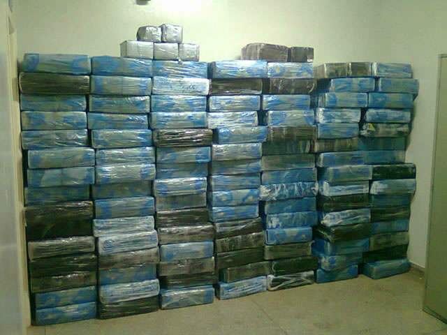  Pol&iacute;cia apreende 3 toneladas de maconha, haxixe e submetralhadora 