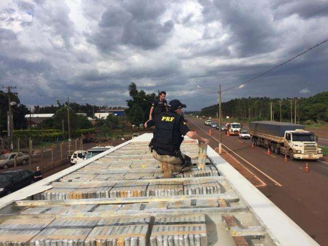 Motorista levava 709 quilos de maconha no teto de caminh&atilde;o ba&uacute; 