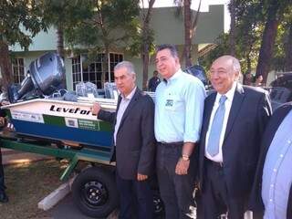 Da esquerda para a direita, o governador, o diretor do Imasul e o ex-senador Pedro Chaves (Foto: Leonardo Rocha)