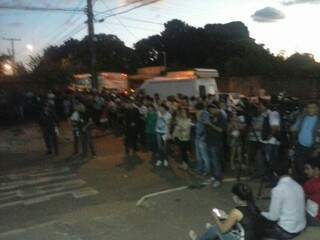 Multidão se aglomerou na frente de casa após localização de corpo (Foto: Graziela Rezende)