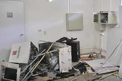  Homens explodem caixa eletr&ocirc;nico do Banco do Bradesco em Lad&aacute;rio