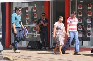 Lauro toca em lojas no centro de Campo Grande. (Foto: Alcides Neto)
