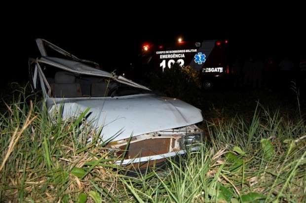 Carro capota v&aacute;rias vezes na rodovia BR-267 e quatro jovens saem ilesos