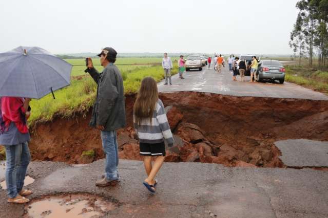 Chuva para e t&eacute;cnicos correm para refazer rodovia levada pela chuva