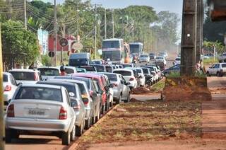 Tamandaré, único acesso para 8 mil estudantes da UCDB, tem trânsito estrangulado. (Foto: Marcelo Calazans)