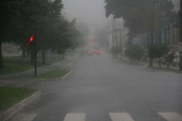 Pancada de chuva invade lojas e causa preju&iacute;zos na 14 de Julho