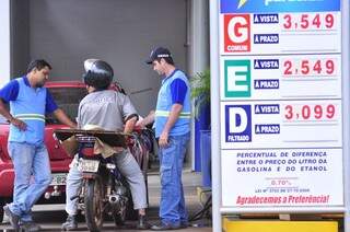 Em Dourados, litro da gasolina comum custa até 45 centavos a mais que na Capital (Foto: Eliel Oliveira)