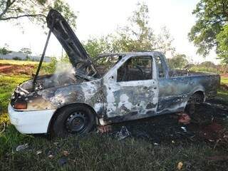 Veículo ficou destruído. (Foto: Luciano Muta)