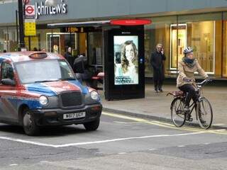 Ciclista divide espaço com carros em Londres.