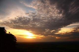 Pôr-do-sol visto do pico do Morro do Paxixi