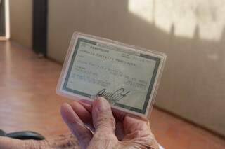 Documento de identidade de Dona Maria comprova seus 103 anos (Foto: Kimberly Teodoro)