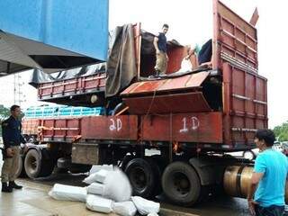 Carroceria do caminhão estava cheia de droga. (Foto: PRF/Tocantins)