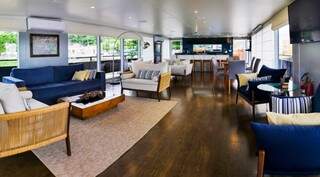 Barco Peralta é uma das opções luxosas com capacidade para até 30 passageiros.
