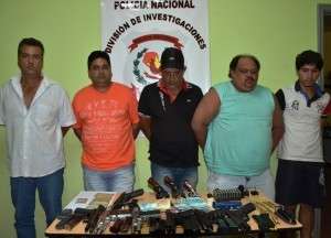 Quadrilha &eacute; presa com pistolas do ex&eacute;rcito paraguaio, muni&ccedil;&otilde;es e dinheiro 