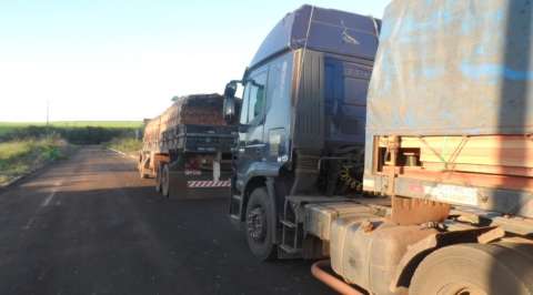 PMA e Polícia Civil apreendem carga ilegal de madeira e multam empresas