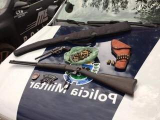 Armas e munições apreendidas com os suspeitos. (Foto: Divulgação/PMMS) 