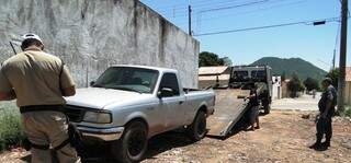 A caminhonete foi encontrada abandonada em rua, no bairro Nova Corumbá. (Foto: Capital do Pantanal) 