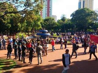 Manifestantes se concentram na Praça do Rádio após o fim da manifestação desta sexta-feira (Foto: Marcos Ermínio)