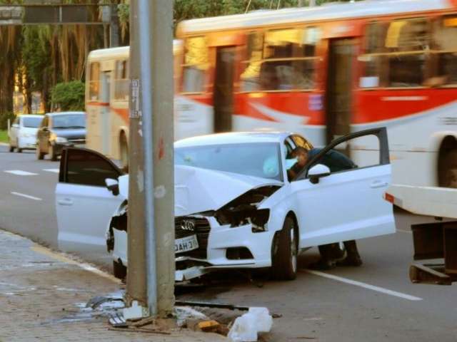 Motorista colide em poste na Afonso Pena e &eacute; preso por embriaguez 