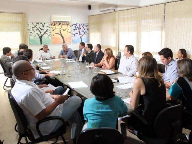 Governo e associa&ccedil;&atilde;o formam comiss&atilde;o para discutir plano de carreira na UEMS
