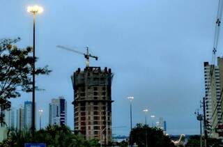 Dia amanheceu com céu nublado em Campo Grande, porém não há possibilidade de chuva na cidade (Foto: Henrique Kawaminami) 