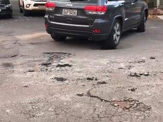 Ap&oacute;s chuva, asfalto come&ccedil;a a ceder e motoristas desviam de buraco na Rua da Paz