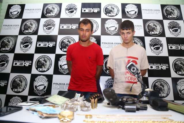Derf apresenta dupla que roubou caminhonete de delegado aposentado 