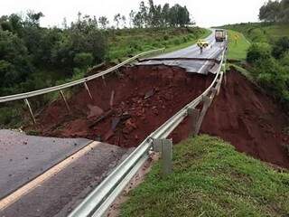 Durante a madrugada deste sábado, no km 49 da BR-163, parte da rodovia desmoronou por causa da chuva. (Foto: Direto das Ruas)