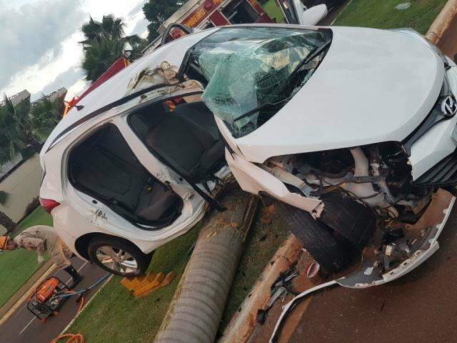 Carro fica destru&iacute;do ao bater e derrubar &aacute;rvore em avenida de Dourados