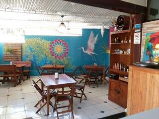 Restaurante recebeu obra de Justin na parede e na tela. (Foto: Ericka Coelho Martins) 
