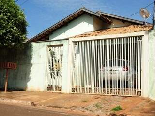 Na residência da família, portas e janelas fechadas e apenas um carro na garagem. (Foto: Rodrigo Pazinato)