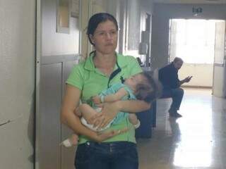 Josué de cinco meses no colo da mãe (Foto: Mirian Machado)