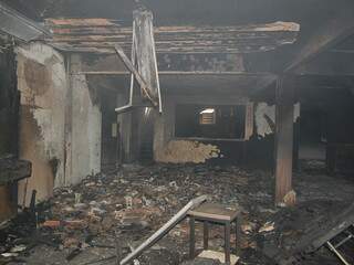 Salão de jogos foi destruído em incêndio nesta madrugada. (Fotos: Pedro Peralta)