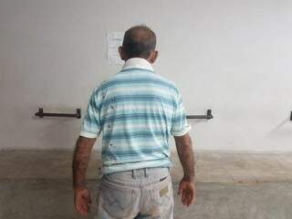 Suspeito que também trabalha como carpinteiro foi levado à Deam. (Foto: Divulgação/PM)