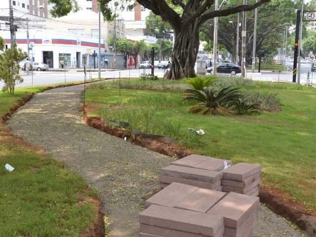 Prefeito faz vistoria nas obras da ciclovia da Afonso Pena e cobra agilidade