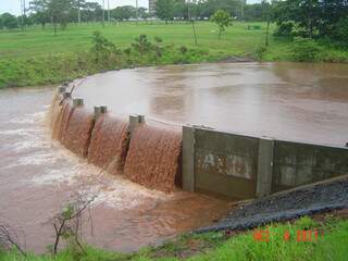Foto tirada pela engenheiro mostra o funcionamento da barragem que segura e depois dá vazão a água.