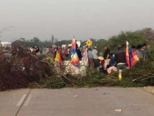 Manifestantes fecham rodovia e viagens de &ocirc;nibus s&atilde;o suspensas