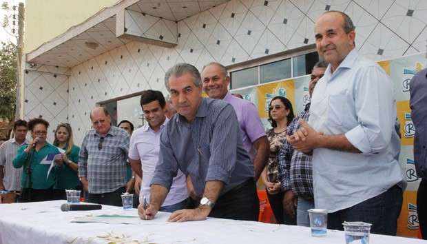 Governador investe R$ 916 mil em retomada de obra de pavimenta&ccedil;&atilde;o asf&aacute;ltica 