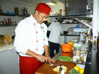 Proprietário e chef do restaurante, Valmir realiza o festival uma vez ao mês. (Foto: Marcos Ermínio)