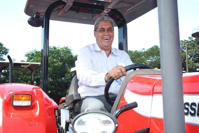 Andr&eacute; entrega patrulhas agr&iacute;colas e lan&ccedil;a obras de habita&ccedil;&atilde;o em Navira&iacute;
