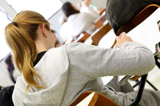 Concurso de reda&ccedil;&atilde;o premia com bolsas de estudos em universidade