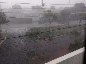 Chuva forte com ventos até 55 km/h provoca alagamentos pela Capital