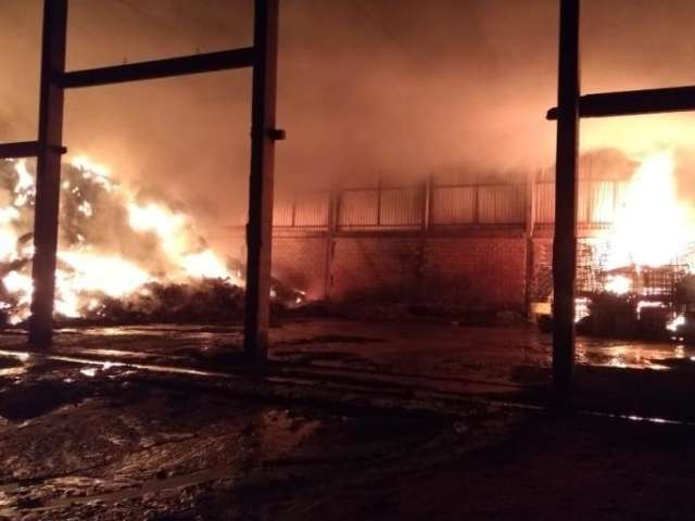Bombeiros levam 14 horas para apagar fogo em galp&atilde;o com produtos inflam&aacute;veis