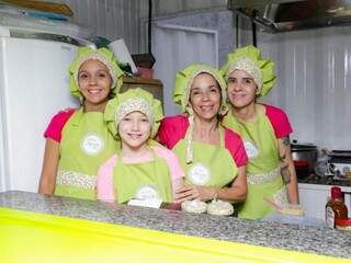 Carolina, Maria Rosa, Suzana e Juliana encaram juntas a produção de quitutes vegetarianos. (Foto: Kísie Ainoã)