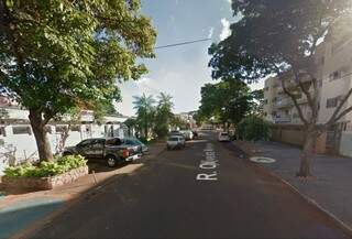 A vítima atravessava a Rua Oliveira Marques quando foi atingida por um galho na cabeça (Foto: Reprodução/Google Maps)