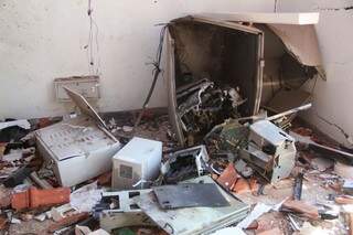 Caixas eletrônicos foram destruídos com explosivos (Foto: Marcos Ermínio)