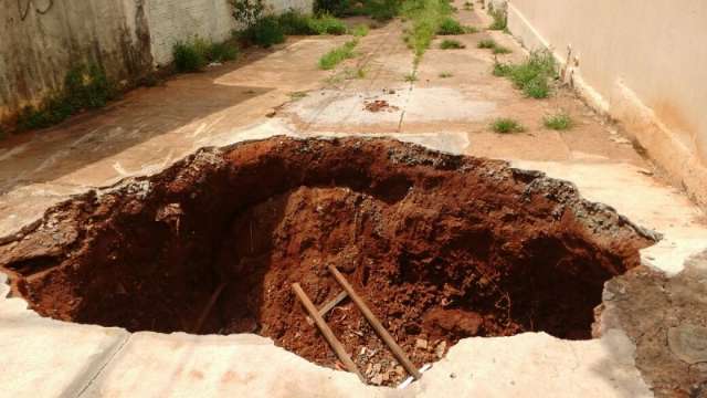 Uma semana depois, come&ccedil;am obras para reparo de cratera no Estrela do Sul 